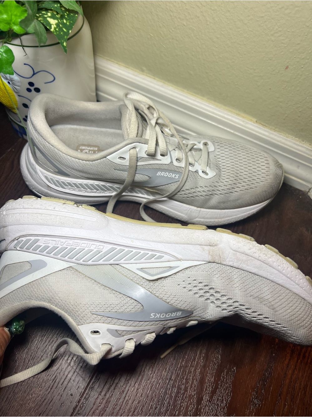 Brooks Adrenaline GTS 23 Running Shoes – Women's Size 9 Medium (B)